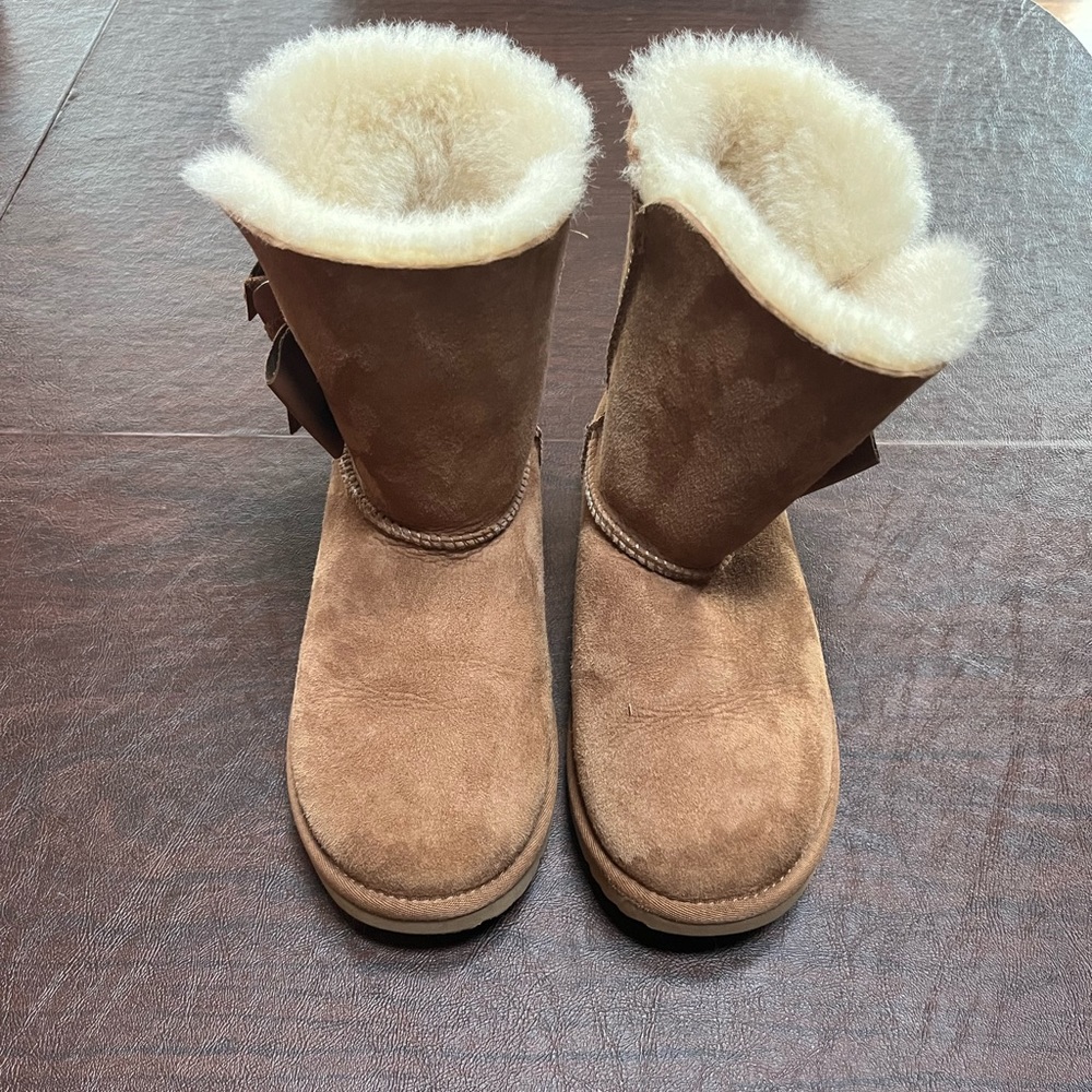 CHESTNUT UGG BOOTS WITH LEATHER BOW, SIZE 6 WOMENS, HAVE BEEN WORN